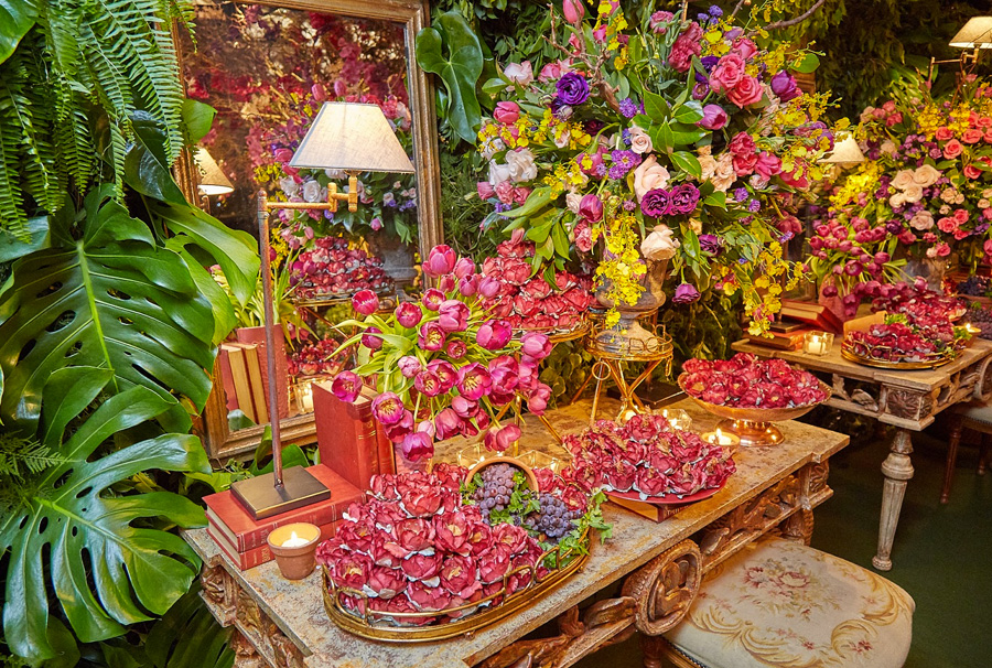 Mesa de doces com flores Casamento Trio Pérgola